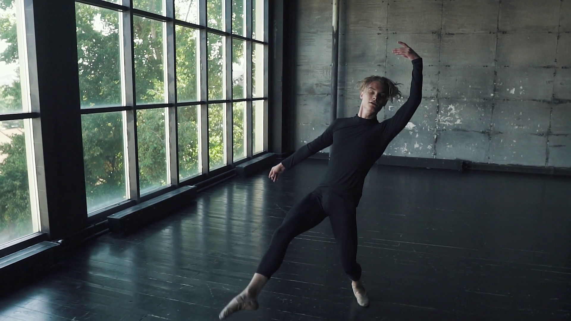 Ballet Dancer Performs Impressive Jump Stock Footage SBV-326349442 ...