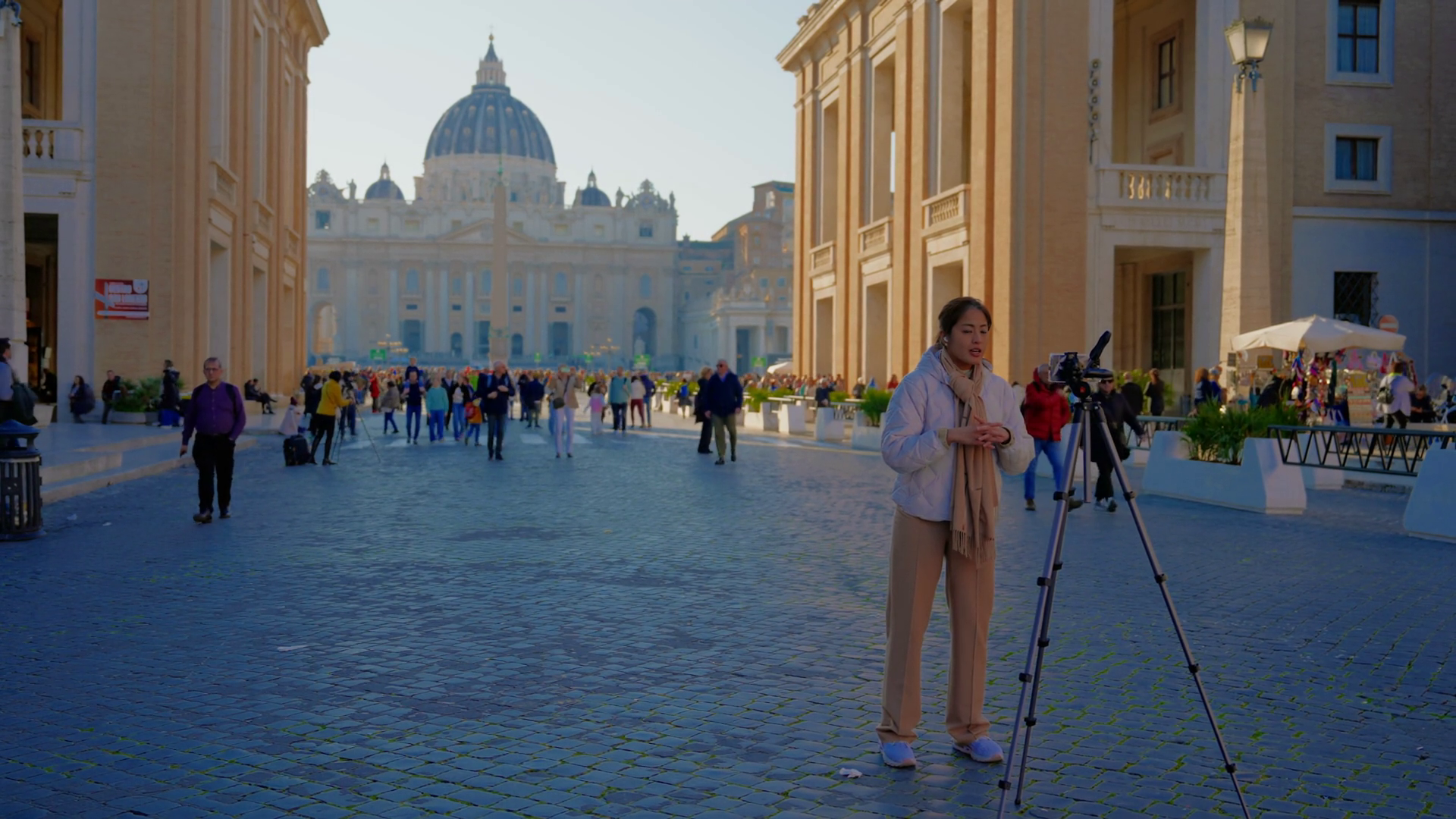 Rome Italy 29 04 2025: Reporter Gives Stock Footage SBV-352135407 ...