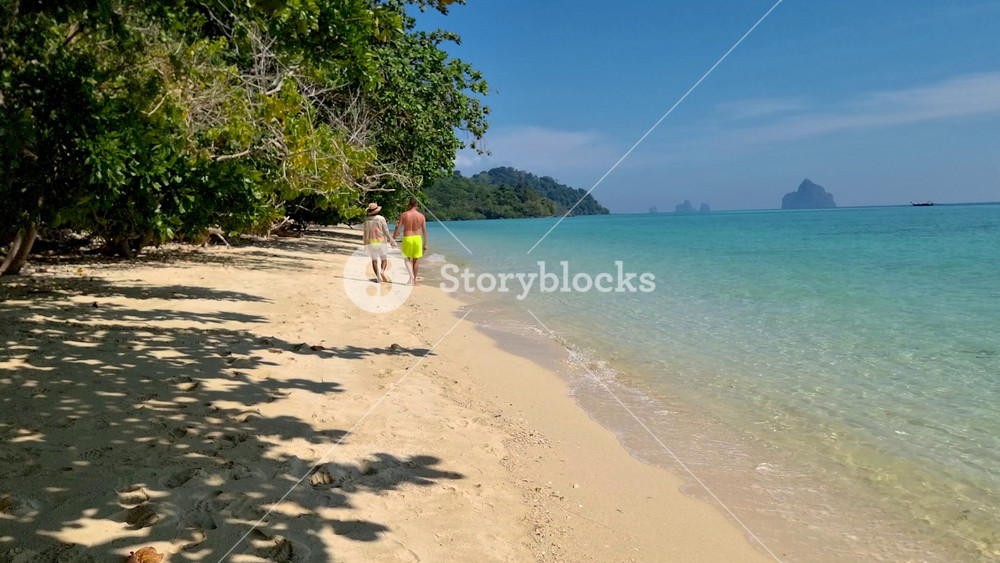 A turqouse colored ocean with clear water at Koh Kradan, a tropical island in Trang, Thailand, and a coral reef in front of a tropical