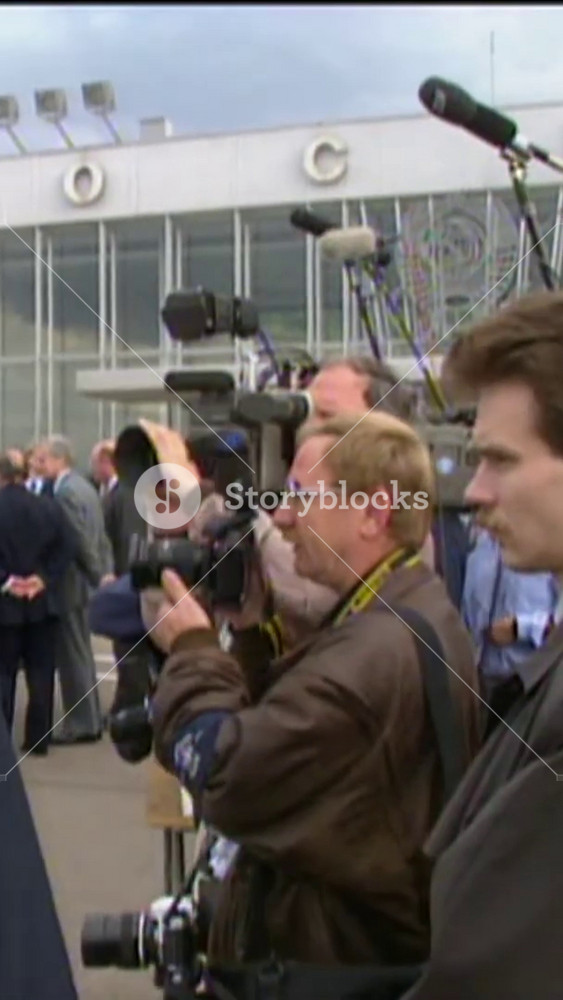 1990 - NATO's Secretary General Manfred Worner arrives in Moscow and is met by news cameras, marking the first visit of a NATO official to Russia.