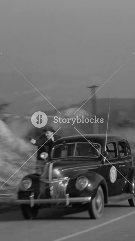 US - 1942 - in this action film, after a car chase, criminals abandon their vehicle and flee in another car. One of them stays and is killed by police. A detective comes up with a plan.